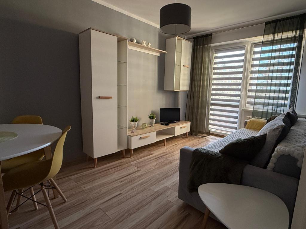 a living room with a couch and a table at Apartament Mazury in Kętrzyn
