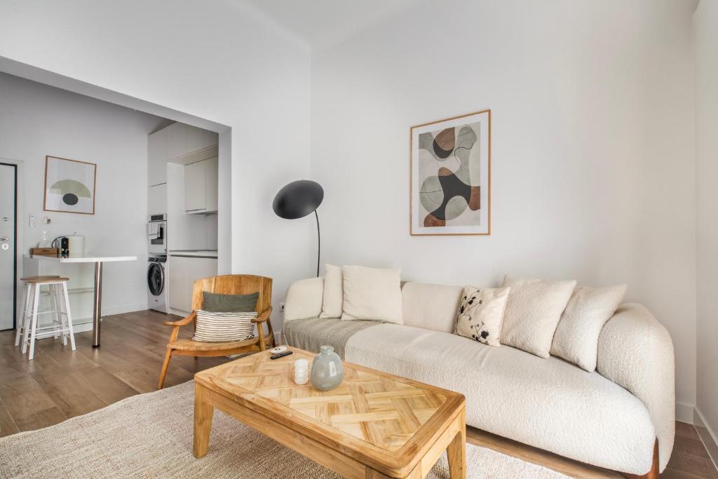 Chleo - Glamorous 2 BR Apt W Balcony in Athens