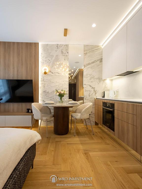 a kitchen with a table and chairs in a room at Apartament Studio Sol Marina in Wiślinka