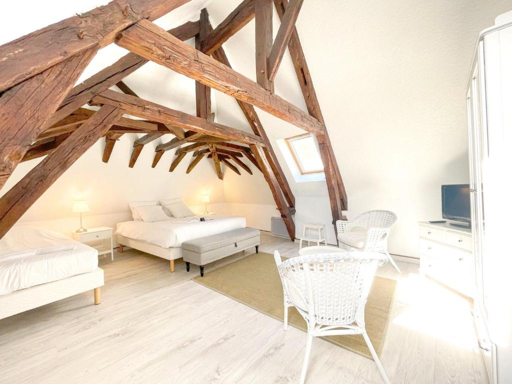 a living room with a bed and a couch at La Chapelle · Vue cathédrale · Chartres centre in Chartres