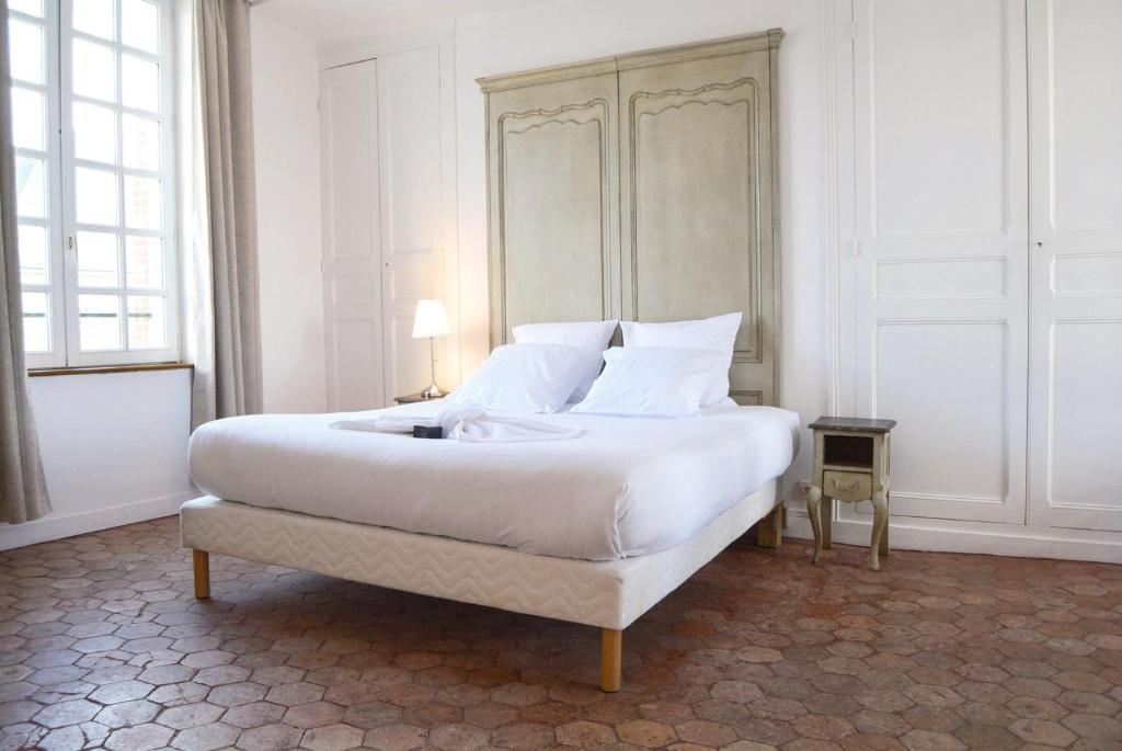 a white bedroom with a large bed with a headboard at Les Soeurs · Vue cathédrale · Chartres centre in Chartres