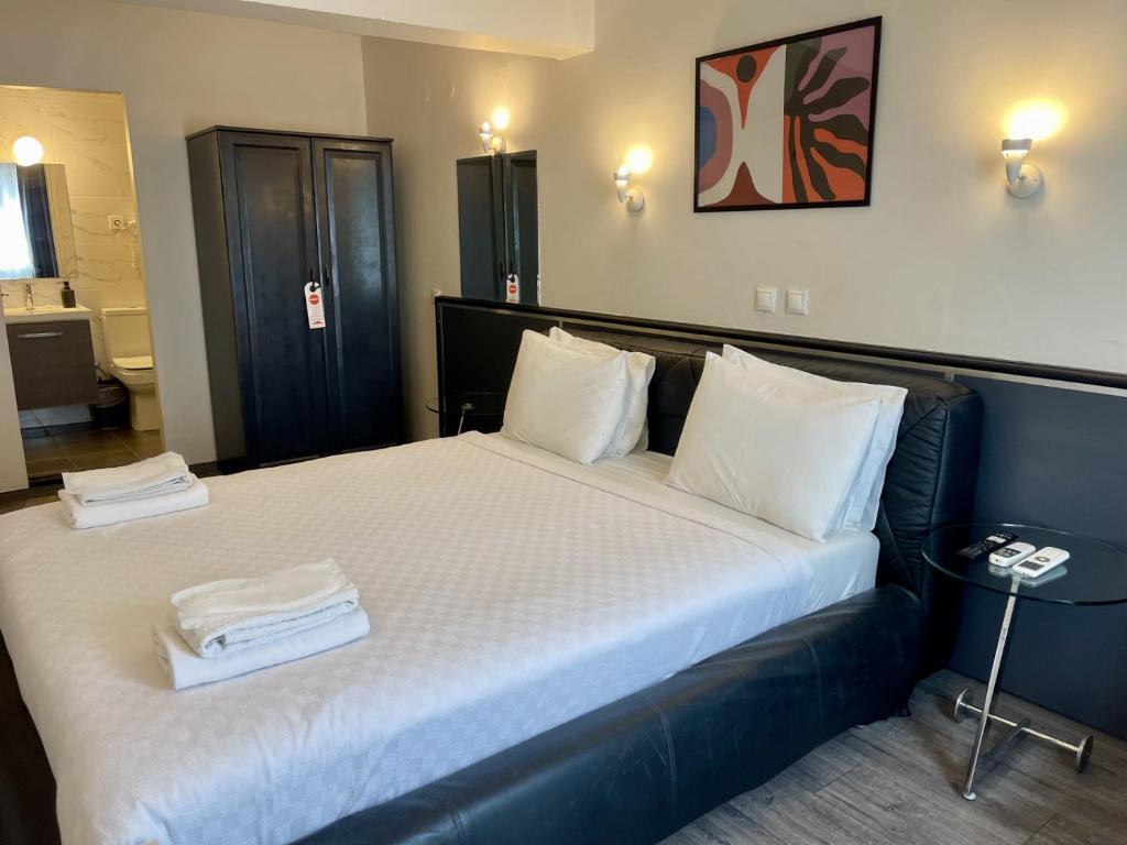 ein Schlafzimmer mit einem großen Bett, auf dem zwei Handtücher liegen in der Unterkunft Hotel Balca in Izmir