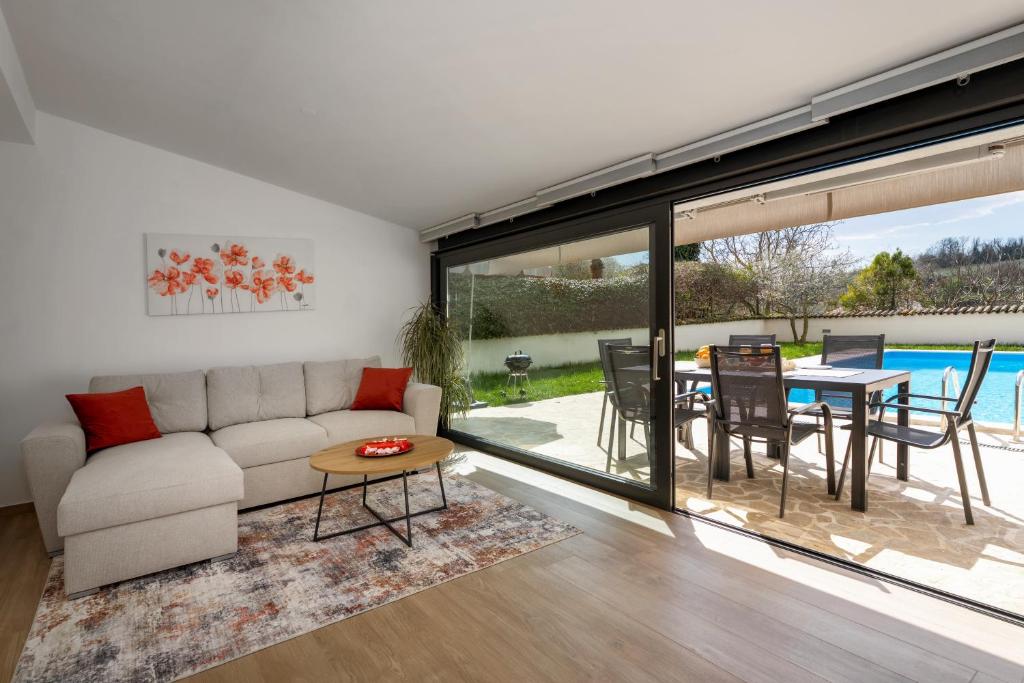 a living room with a couch and a table at Casa Lampadina in Vižinada