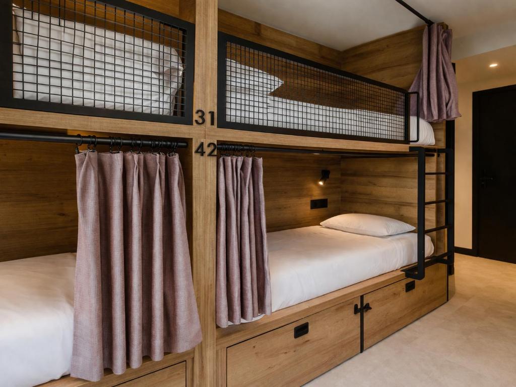 LATROUPE La Granja - Posto Letto In Dormitorio Femminile Con 4 Letti