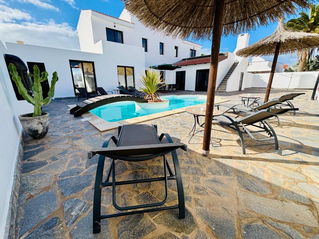 4-BR, Sea-View VILLA, private pool and BBQ, in Corralejo Downtown!