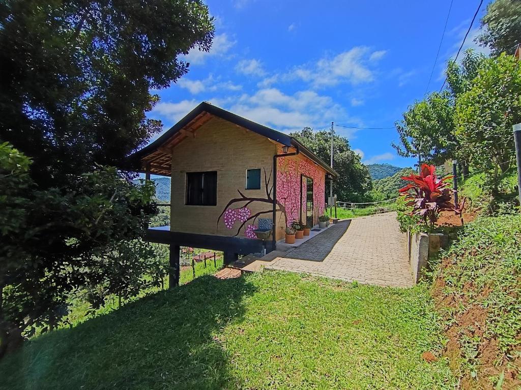 a small house with a pathway leading to it at Sonho na Serra Chalé 2 in Gonçalves