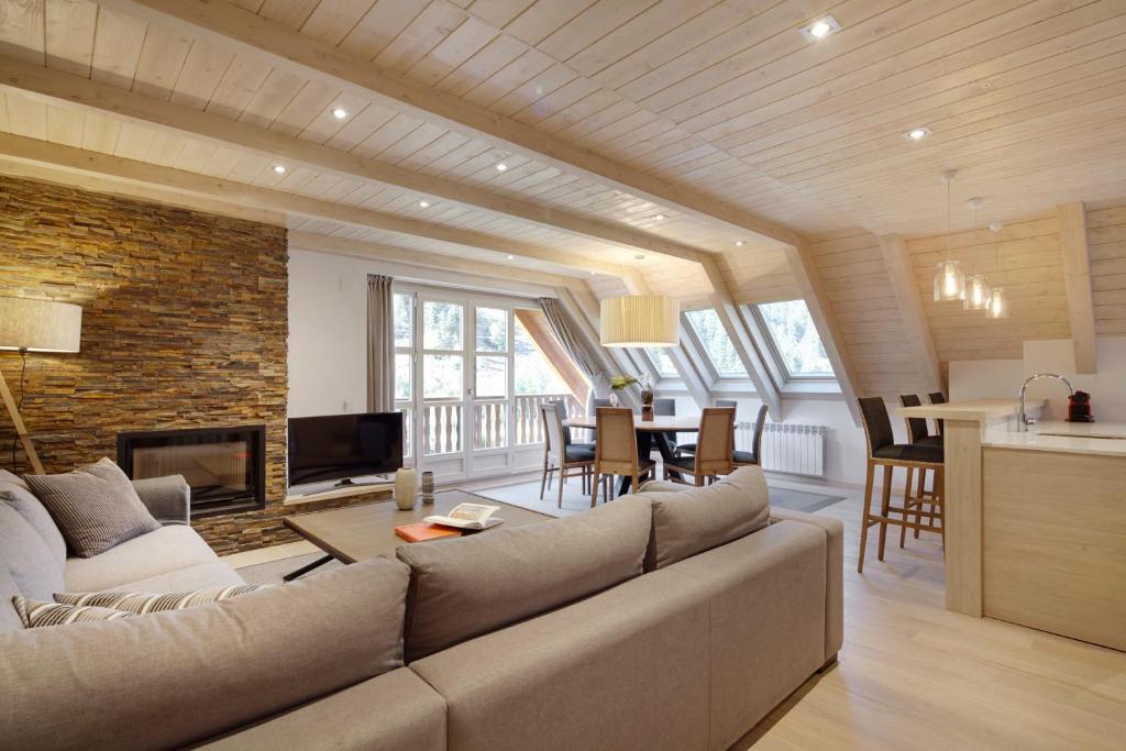 sala de estar con sofá grande y mesa en Val de Ruda Luxe 44 by FeelFree Rentals, en Baqueira Beret