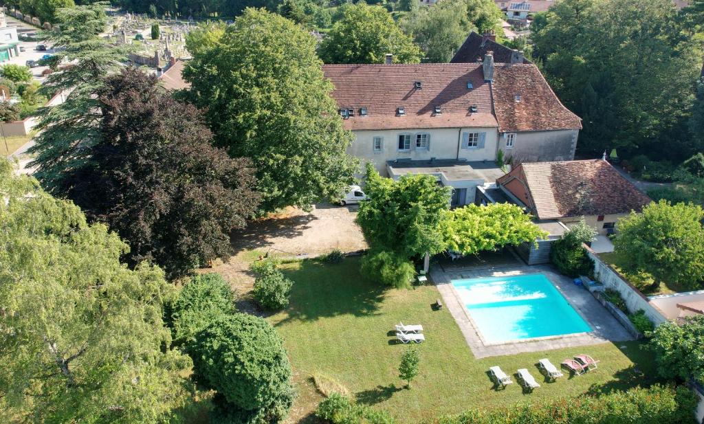 an aerial view of a house with a swimming pool at Appartement 1 chambre Lili in Poligny