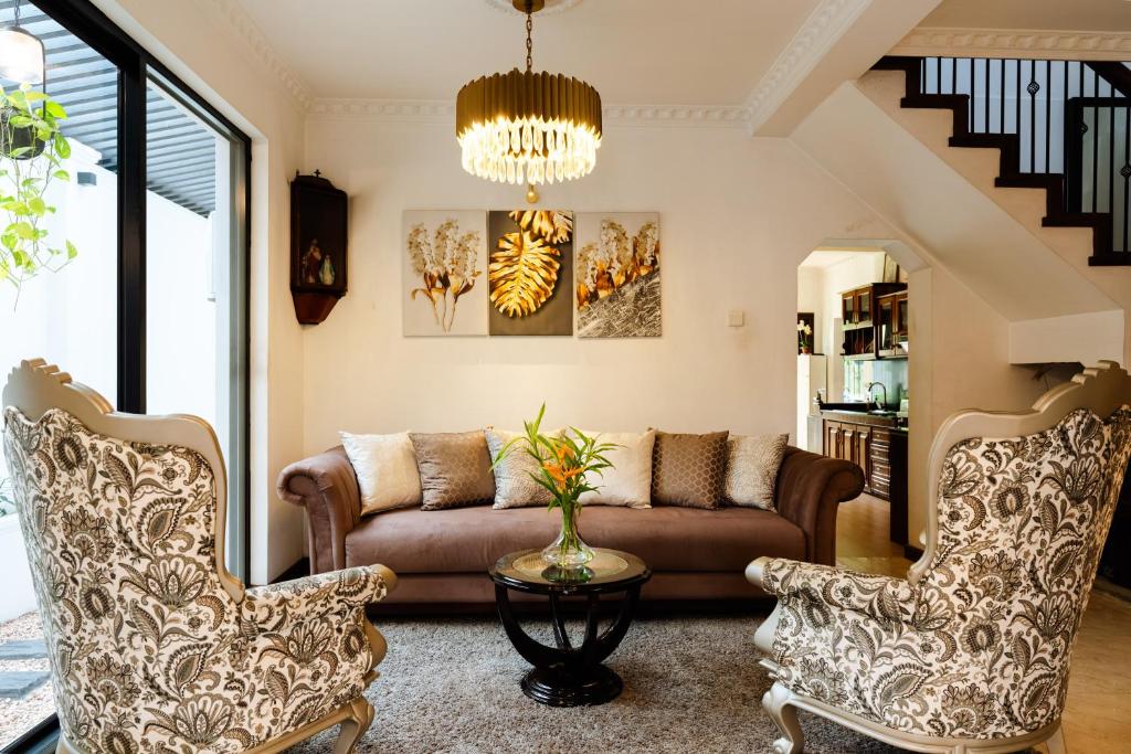 a living room with a couch and two chairs at Senen Lanka in Kelaniya