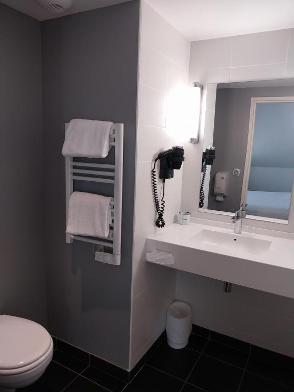 Kyriad Hotel Laval - 一张双人床 一张单人床 - 高级间