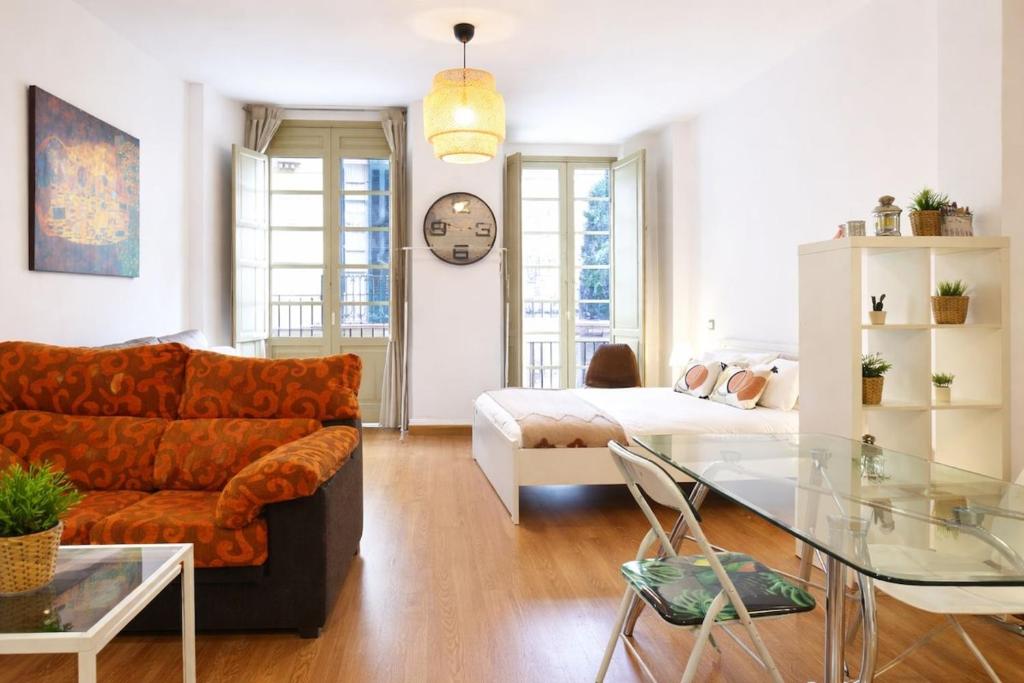 Modern Apt I AC I Calle Alamos I 1 min to Plaza Merced