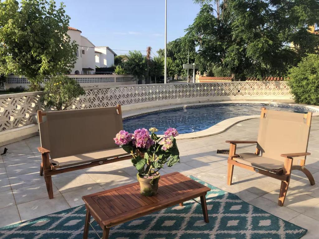 4-bedroom villa with private pool, AC, close to beach, linen included
