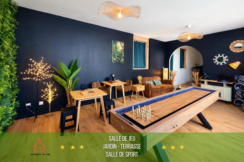 a living room with blue walls and a table at " Verdun Paradise " Jardin - Salle de Sport - Salle de Jeux in Verdun-sur-Garonne