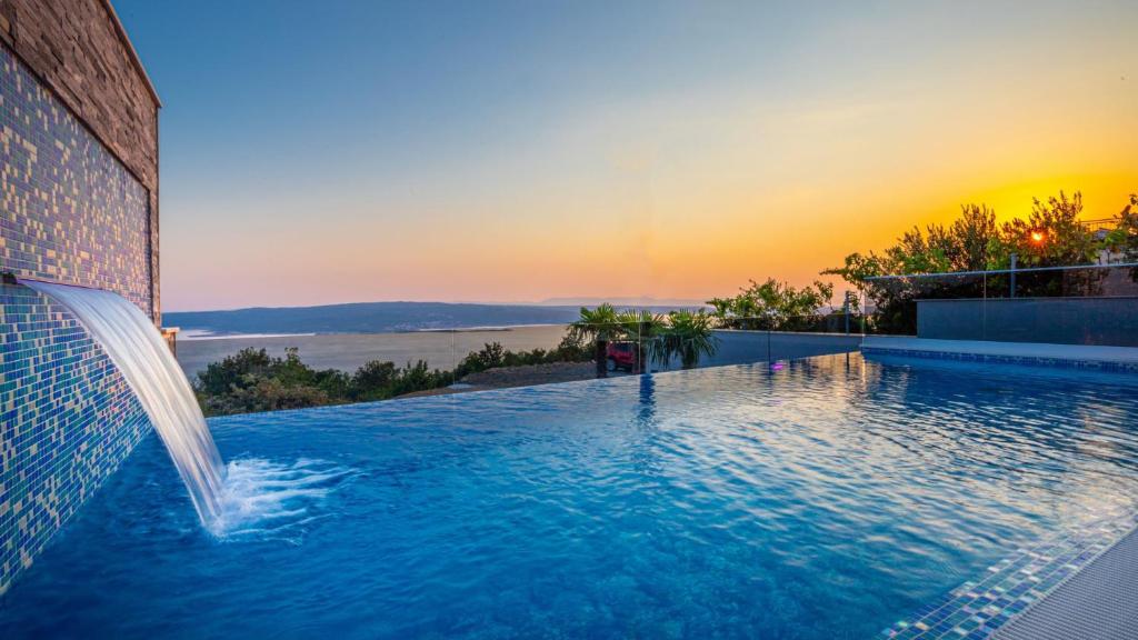 Luxury Villa Sun View with heated pool