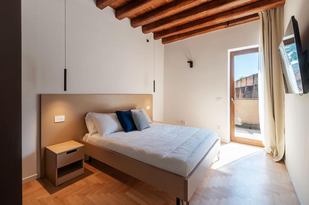 JOIVY Modern Rooms & Apartments near the Colosseum