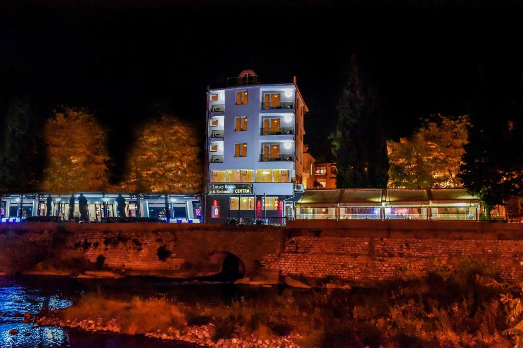 um edifício branco com luzes no lado de uma ponte em Central Guest Rooms em Asenovgrad