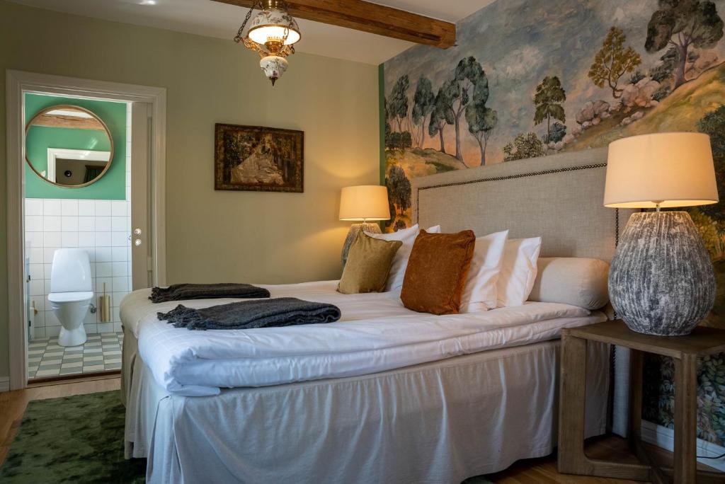 a bedroom with a large bed in a room at Farmors Lycka in Kivik
