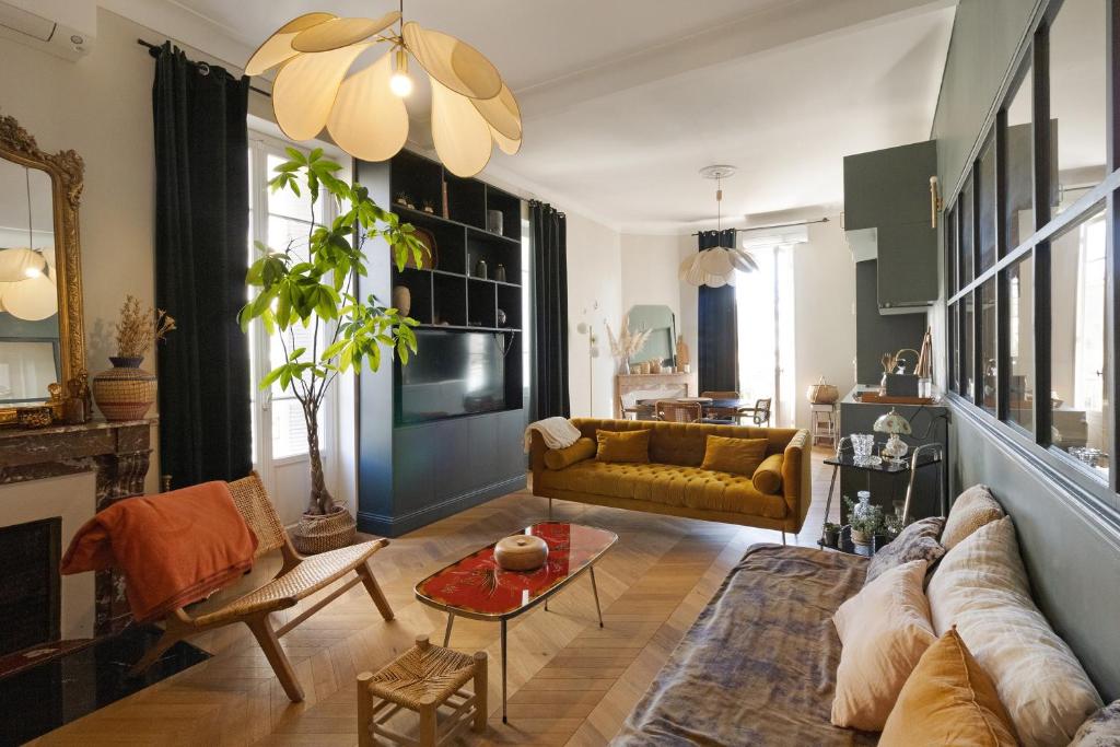 a living room with a couch and a table at Charmant appartement centre Ajaccio in Ajaccio