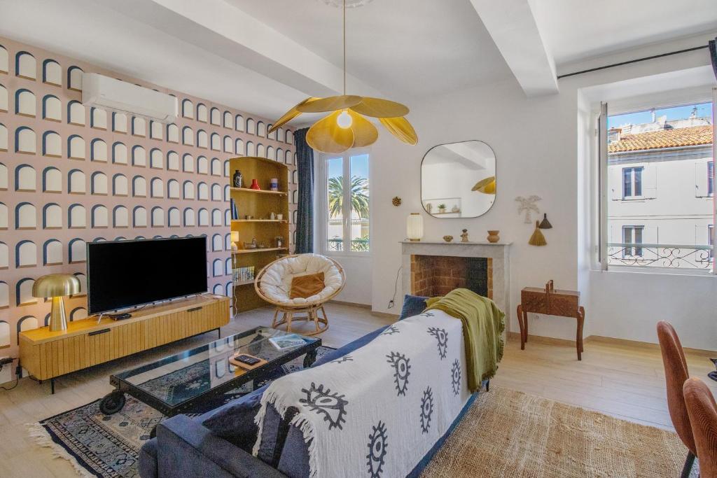 a living room with a couch and a tv at Superbe appartement centre Ajaccio in Ajaccio