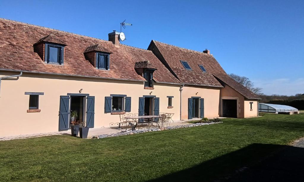 an external view of a house with a yard at Bed and Breakfast en Sarthe in Avoise