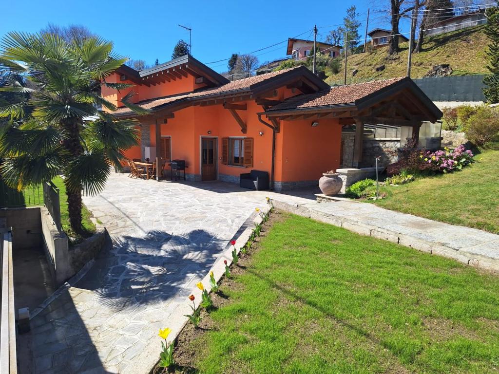 a house with a palm tree in front of it at piccola Villa La Palma in Colazza
