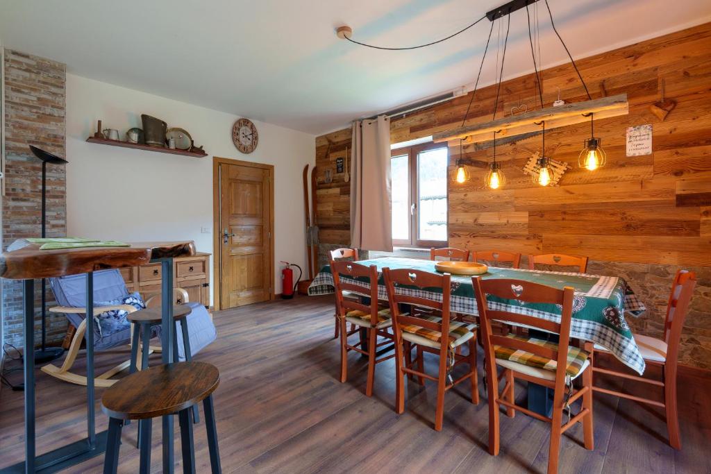 a kitchen and dining room with a table and chairs at Affittacamere ai 4 venti in Arta Terme
