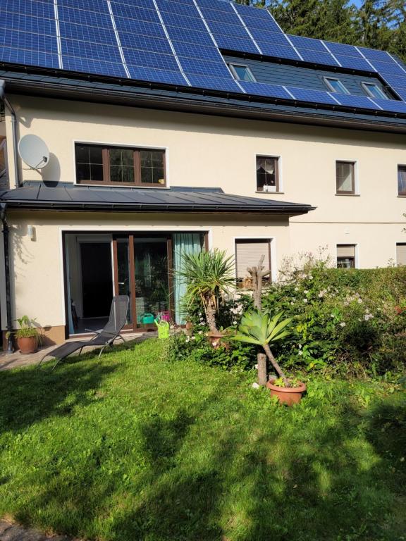a house with solar panels on the roof at Ferienwohnung Heider in Dippoldiswalde