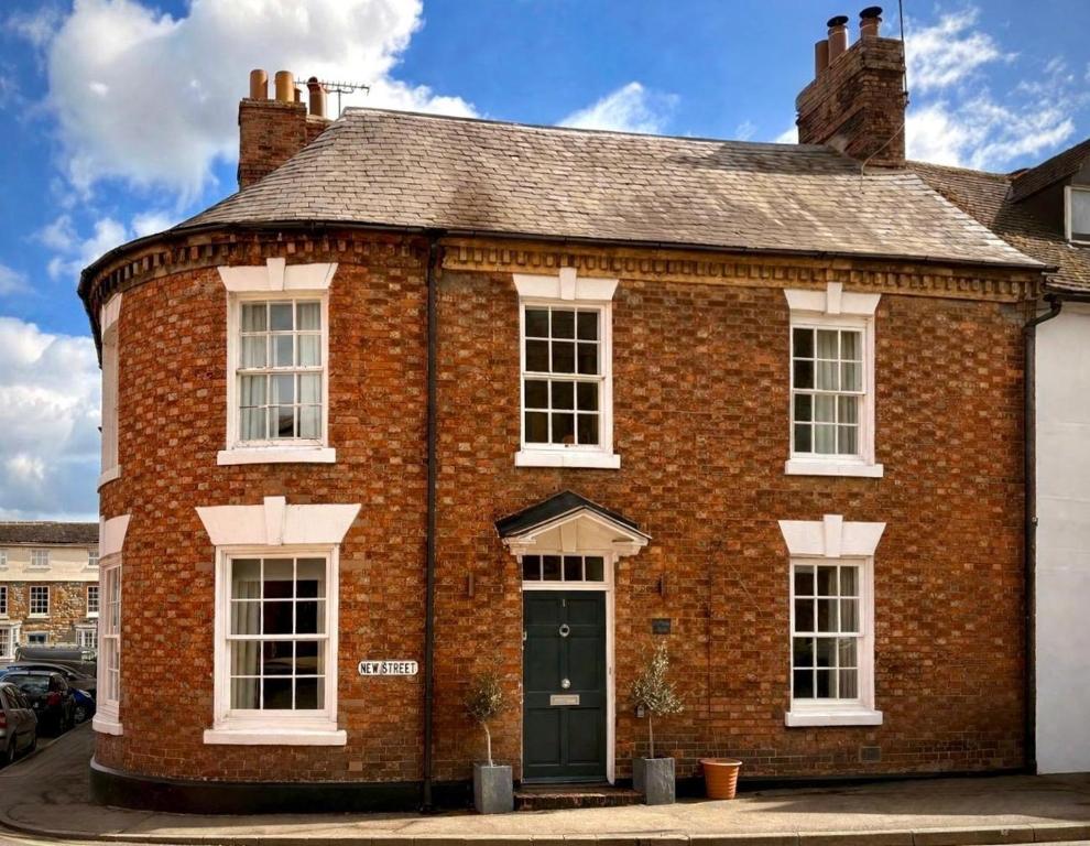 an old brick building with a green door at The Corner House, Shipston-on-Stour in Shipston-on-Stour