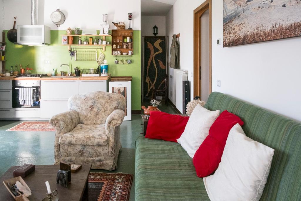 salon z zieloną kanapą i krzesłem w obiekcie artiturismo il tufello w mieście Torre San Severo