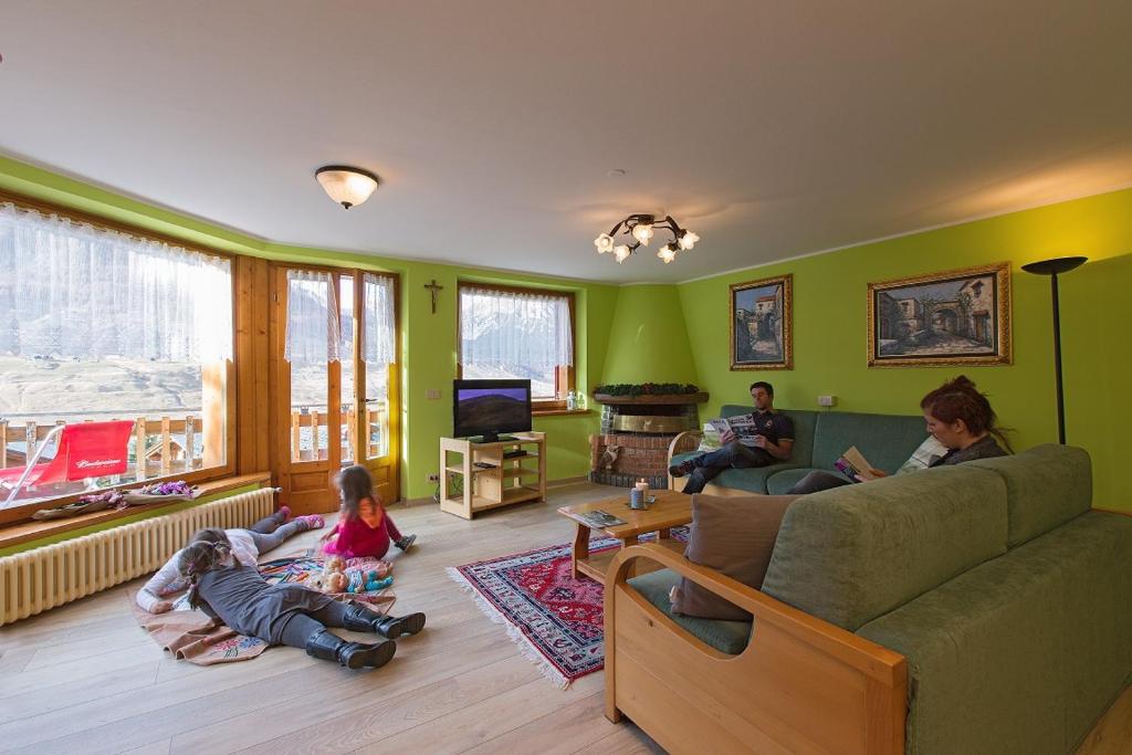 un gruppo di persone seduti in un soggiorno di Villa Marilena a Livigno