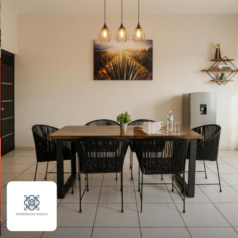 a dining room with a table and chairs at Casa Morelos Tekilán in Tequila