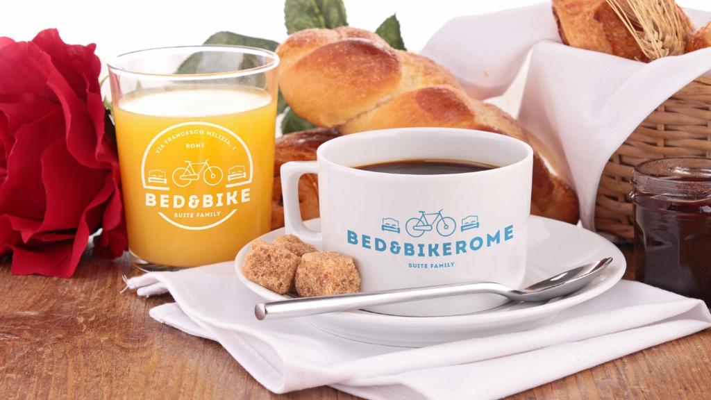 uma bandeja de pequeno-almoço com uma chávena de café e pão em Bed&BikeRome Suite em Roma