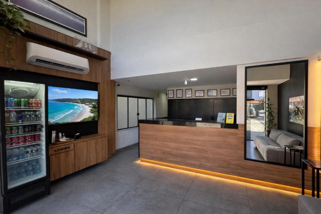 a room with a bar and a tv in a building at Hotel Mirante do Forte in Cabo Frio