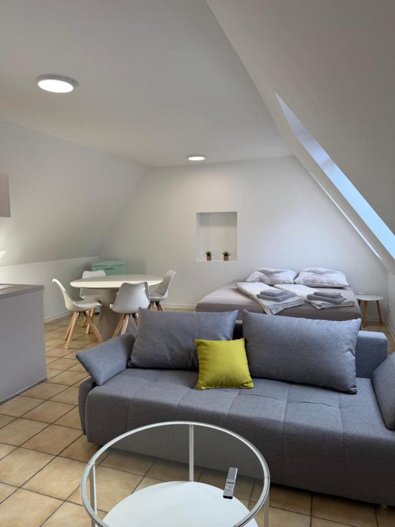 a living room with a couch and a bed at Ankerplatz Drakenburgi in Drakenburg