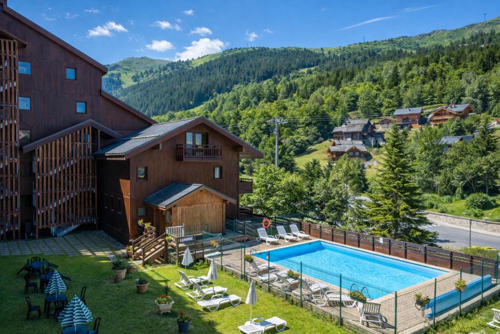 an aerial view of a resort with a swimming pool at Résidence Pierre & Vacances Le Peillon in Méribel