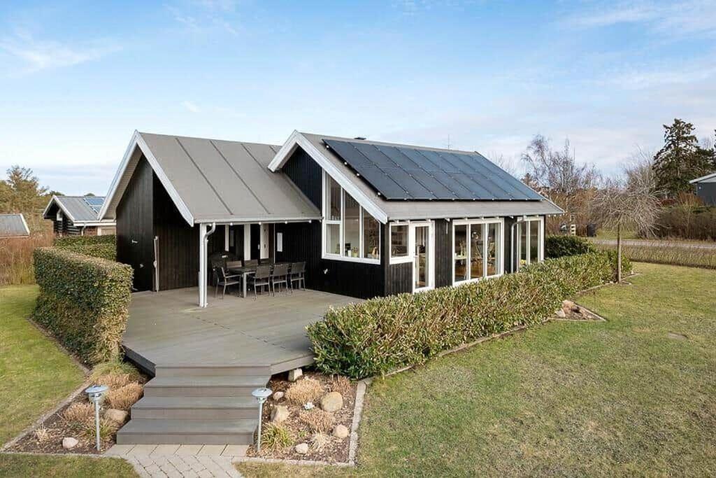 a black house with a solar roof at K19082-Kalundborg-Sandlodsvej-18 in Asnæs