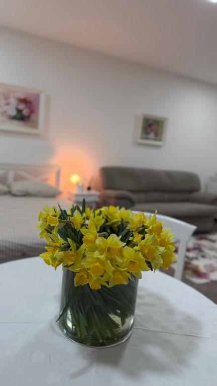 a vase filled with yellow flowers sitting on a table at La casa di Elena in Reni