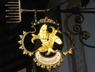 a gold sign with a cat sitting on top of it at Ferienwohnungen Thomafischer in Chieming