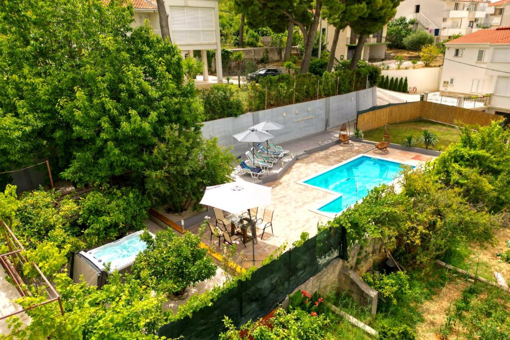 AA Dalmatia - Romantic gateway Exclusive Pool, Hot Tub & AC bedroom