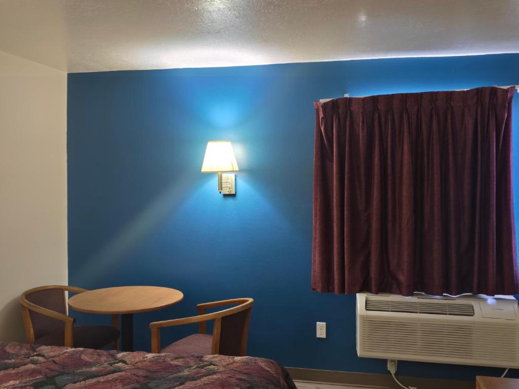 Economy Inn & Suites photo