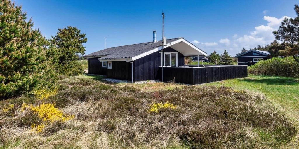 a small house in a field with grass at VE134-Vejers-Strand-Jafdalvej-89 in Vejers Strand