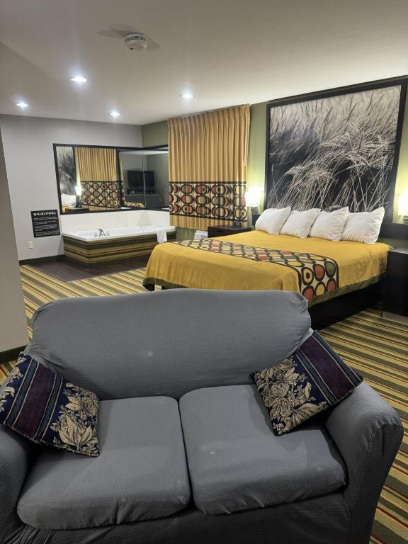 Super 8 by Wyndham Chanute - King Suite - Non-Smoking