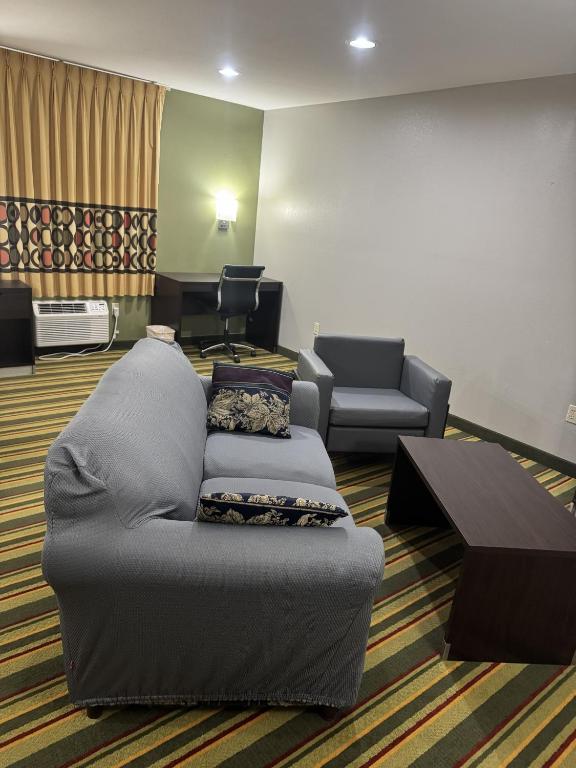 Super 8 by Wyndham Chanute - King Suite - Non-Smoking