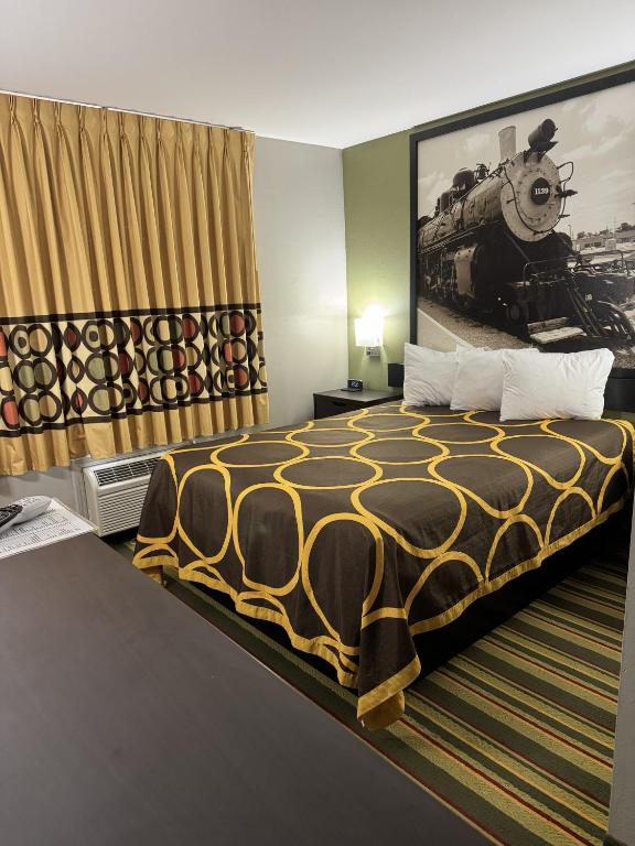 Super 8 by Wyndham Chanute - Queen Suite - Non-Smoking