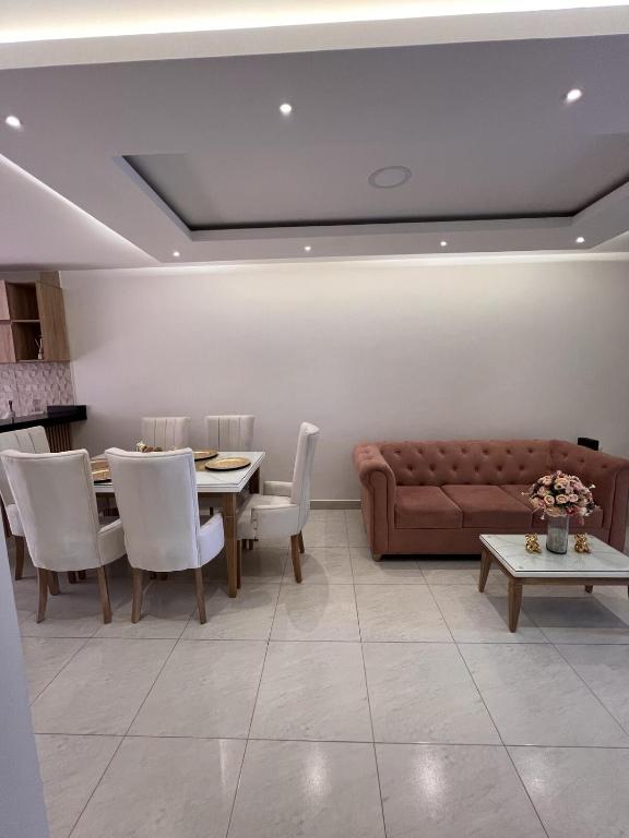 a living room with a couch and a table at Casa Villa Carolina I Tu Casa en Valledupar I Lujo y Confort I Aire en todas las Habitaciones in Valledupar