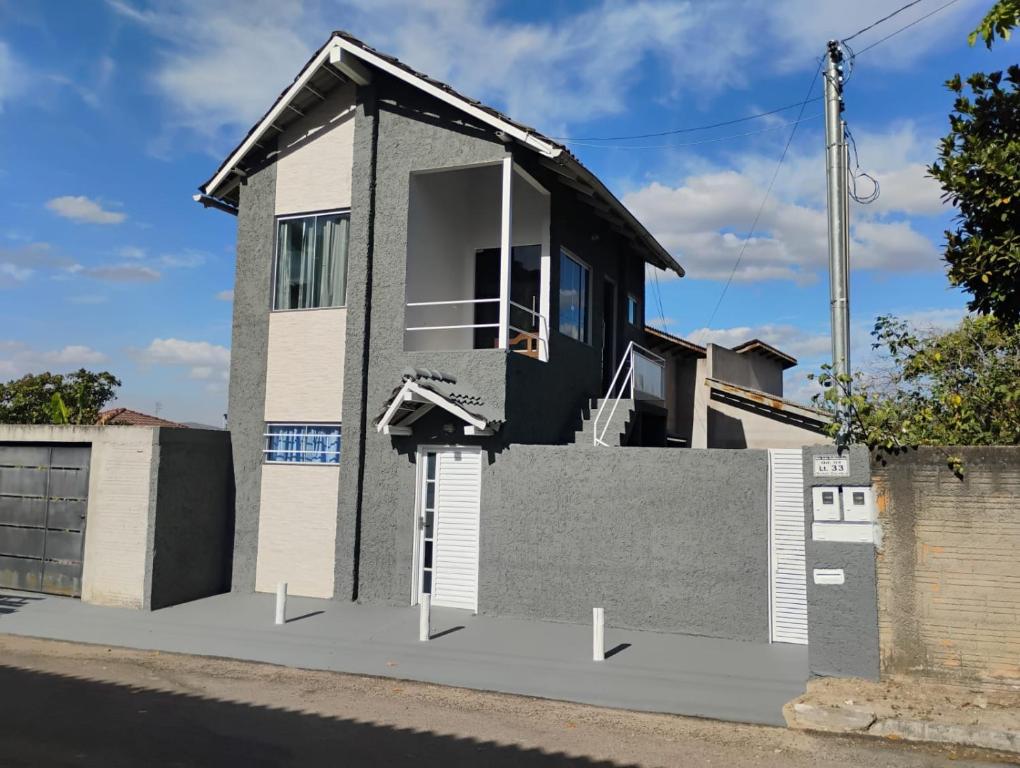 a house on the side of a street at Chalés Aconchego in Cavalcante