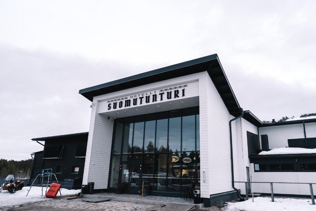 a large white building with a lot of windows at Hotelli Suomutunturi in Suomutunturi
