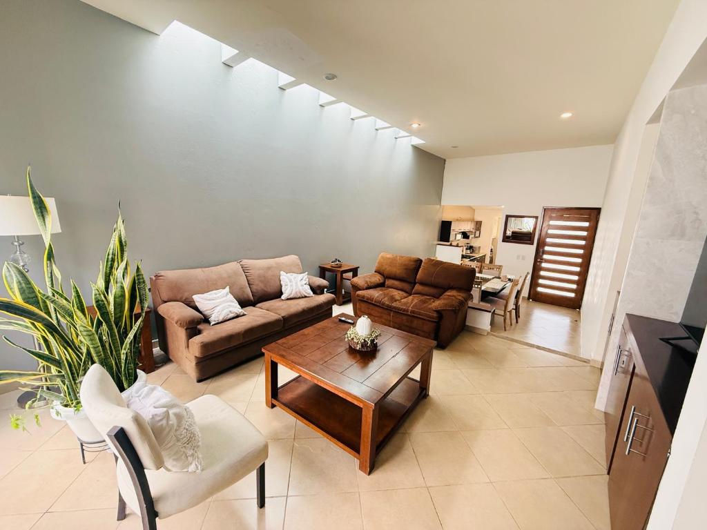 a living room with two couches and a coffee table at Casa Ejecutiva Acogedora Impecable AGS in Aguascalientes