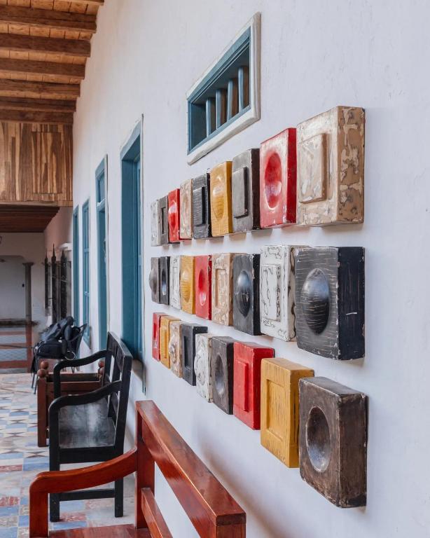eine Wand mit vielen Lautsprechern an einer Wand in der Unterkunft Hotel Casa Bataneca in Comitán de Domínguez