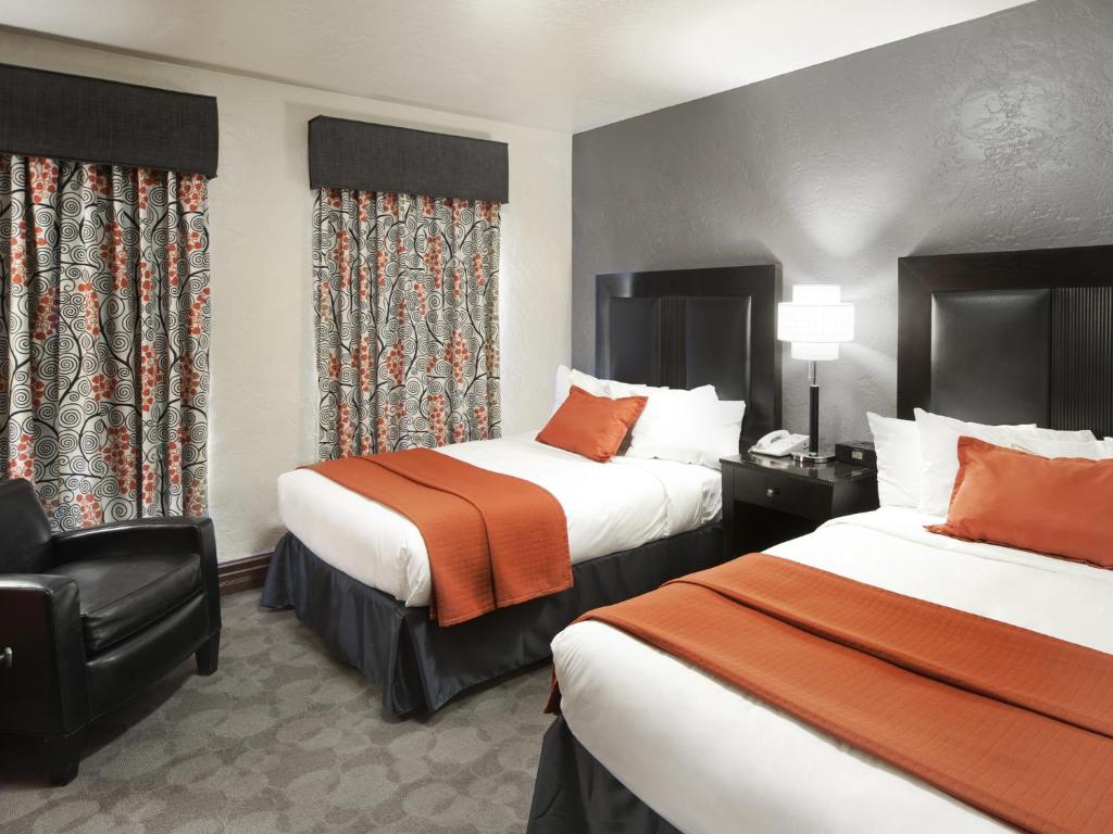 Postel nebo postele na pokoji v ubytování Golden Gate Casino Hotel